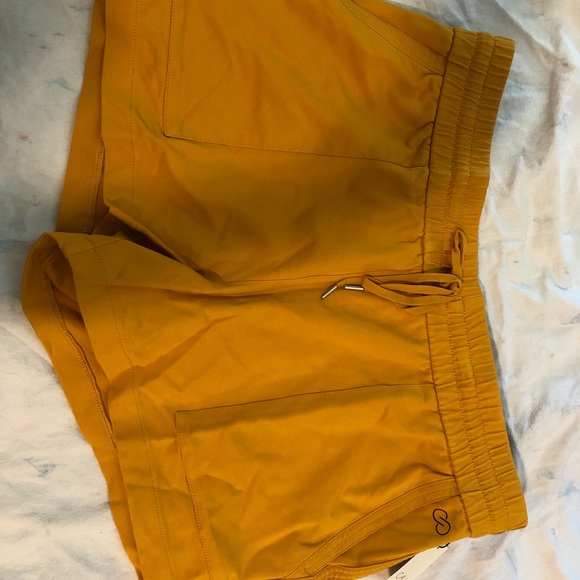 New Calia by Carrie Underwood mid rise short. 3.5“ inseam - Picture 2 of 5